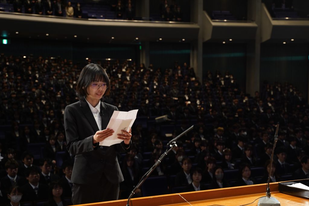 大学院入学生総代　小梶さんの宣誓